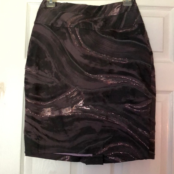 Shimmering skirt in purple, black, with a pink glitter stitched in.Size 4 - Picture 1 of 4